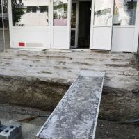 začala sa pr&iacute;prava na novom vchode do &scaron;koly vr&aacute;tane bezbari&eacute;rov&eacute;ho pr&iacute;stupu