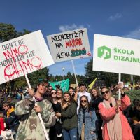 &Scaron;tudentky a &scaron;tudenti so svojou pedagogičkou na klimatickom &scaron;trajku