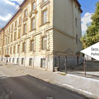 Skola dizajnu, palisady, vchod
